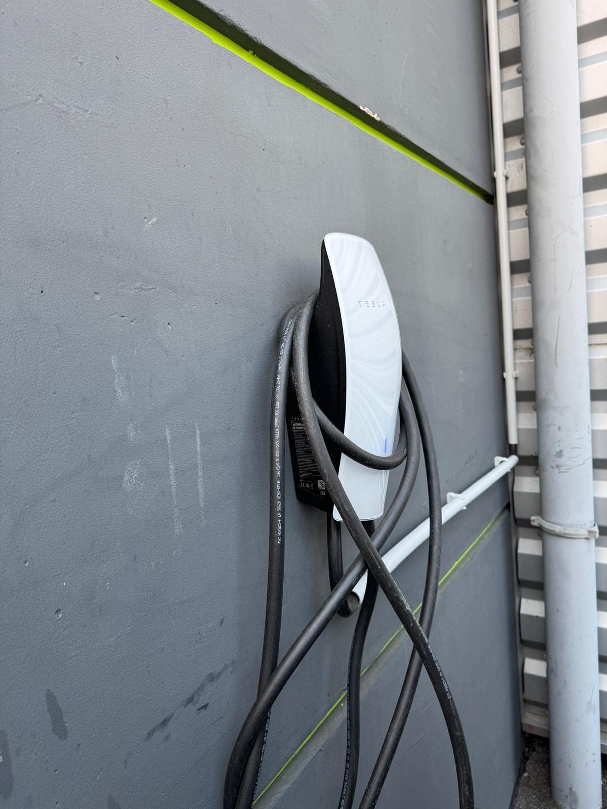 Borne de recharge Tesla sur le parking privé, Champ Lamet