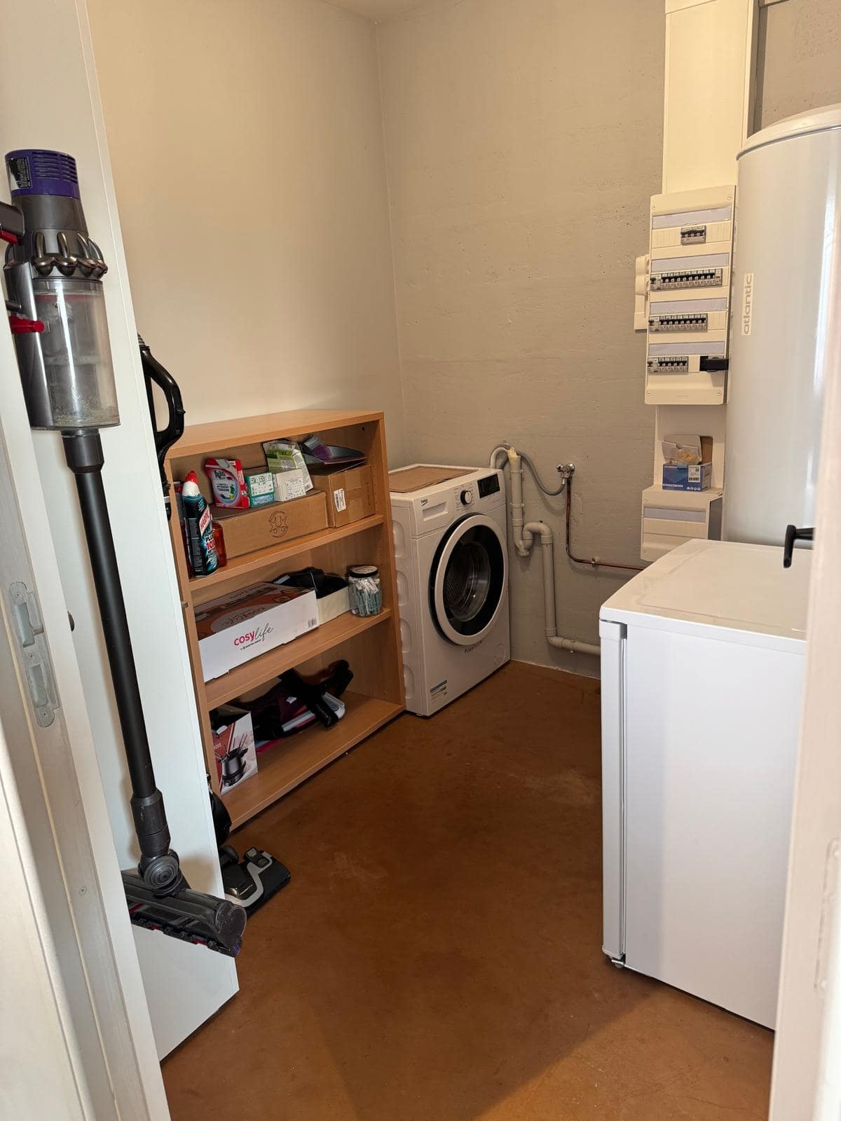 Cellier avec lave-linge, congélateur et aspirateur, Champ Lamet