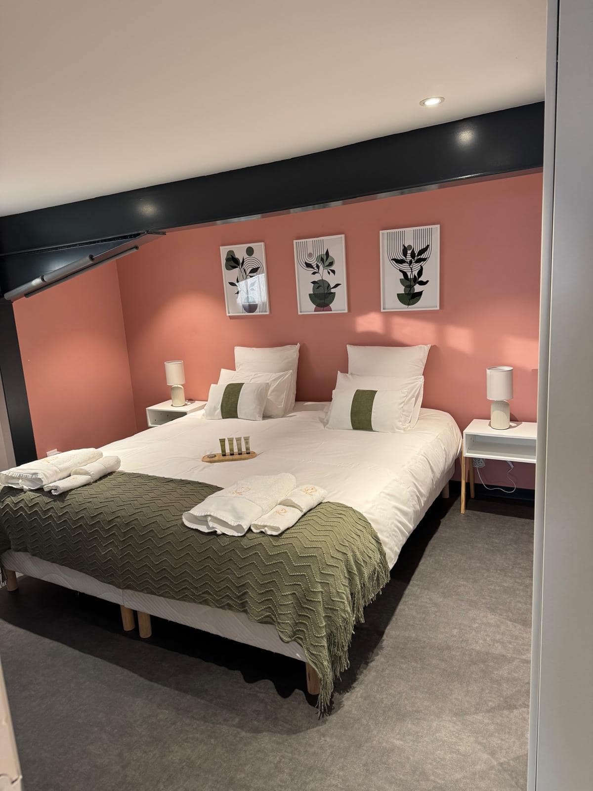Chambre principale, linge brodé et produits d'accueil, Champ Lamet
