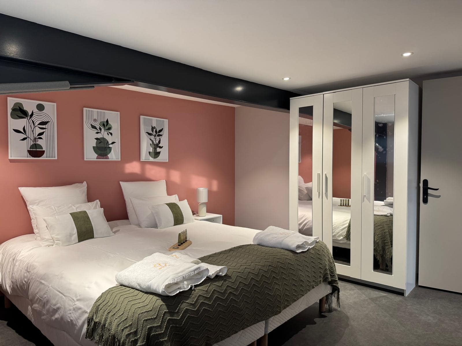 Chambre principale bleu-vert avec lit double, Champ Lamet
