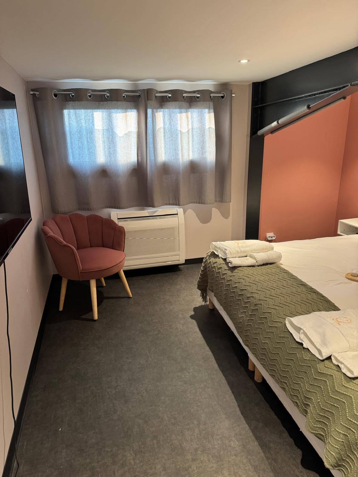 Chambre principale climatisée vue d'ensemble, Champ Lamet