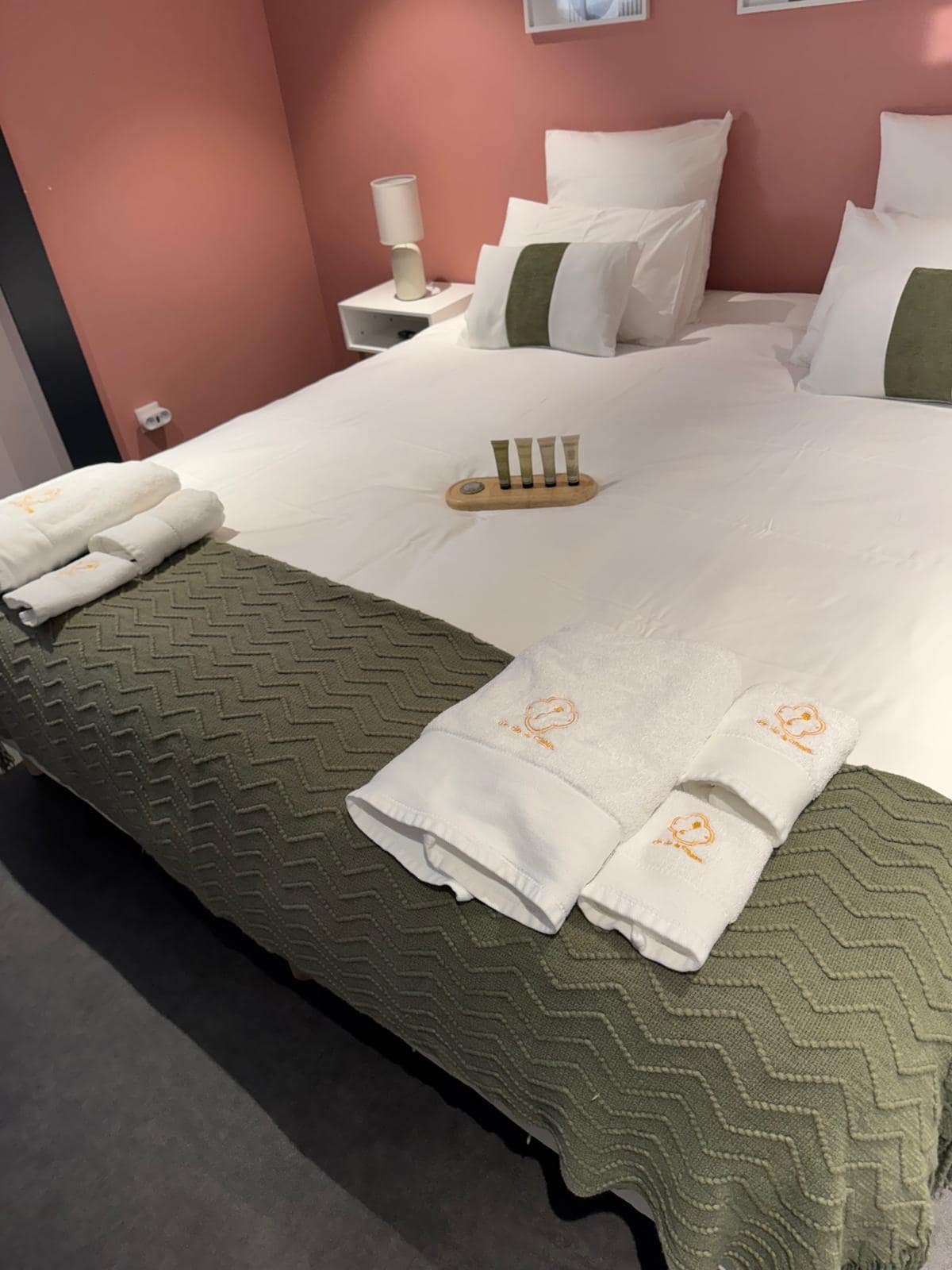 Chambre principale, cadres et tables de chevet, Champ Lamet