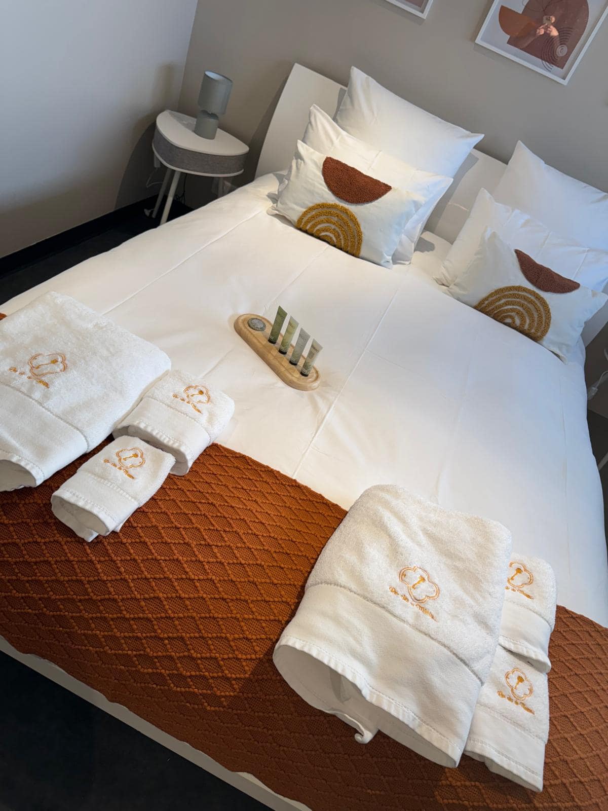 Lit simple et linge brodé, deuxième chambre du Champ Lamet