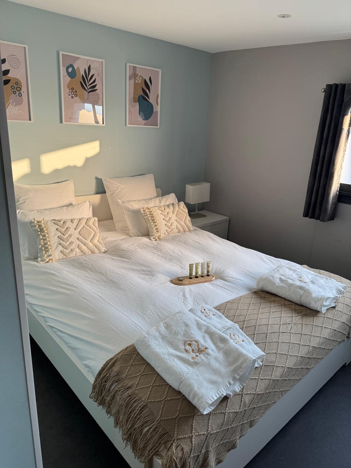 Chambre grise avec lit simple et penderie, Champ Lamet