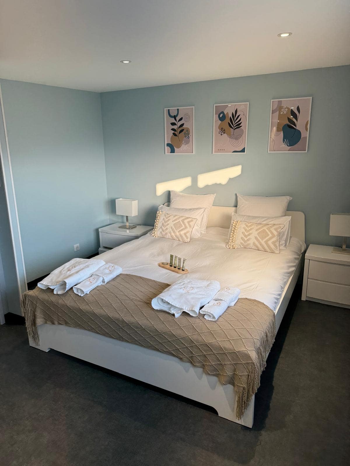 Chambre grise, lit simple et produits d'accueil, Champ Lamet