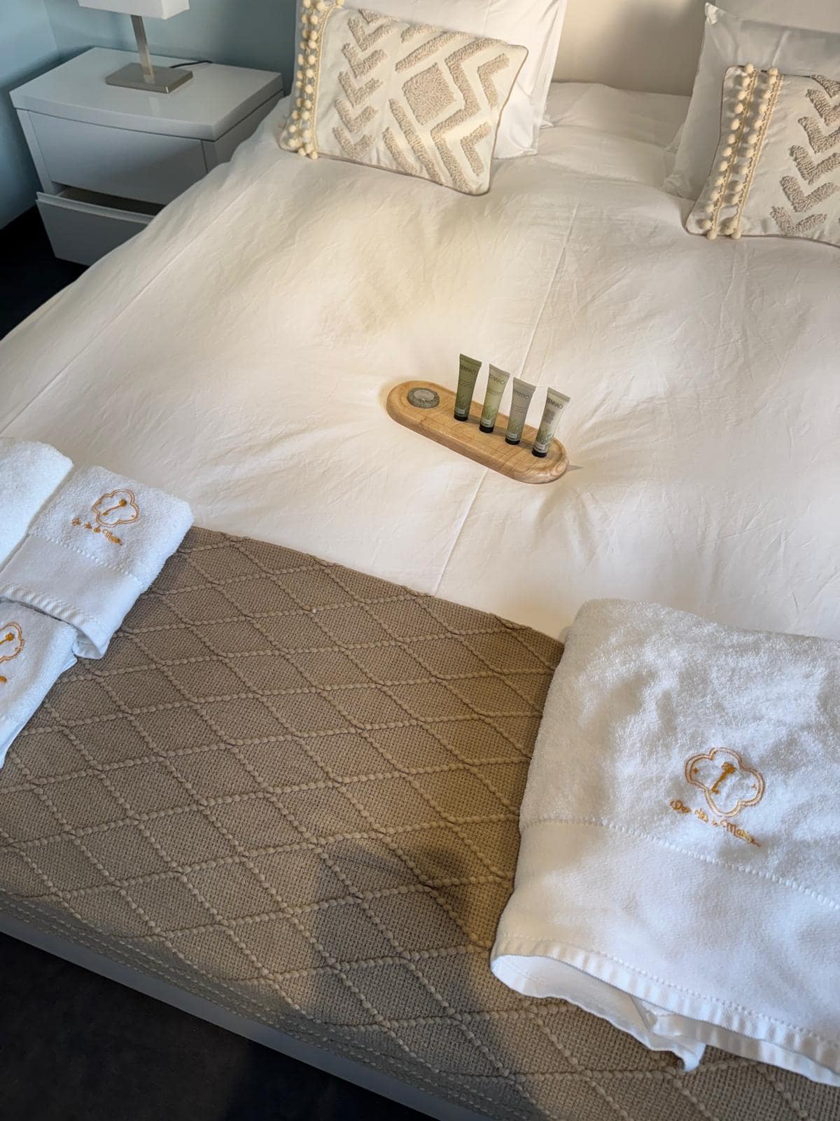 Linge brodé sur le lit de la troisième chambre, Champ Lamet