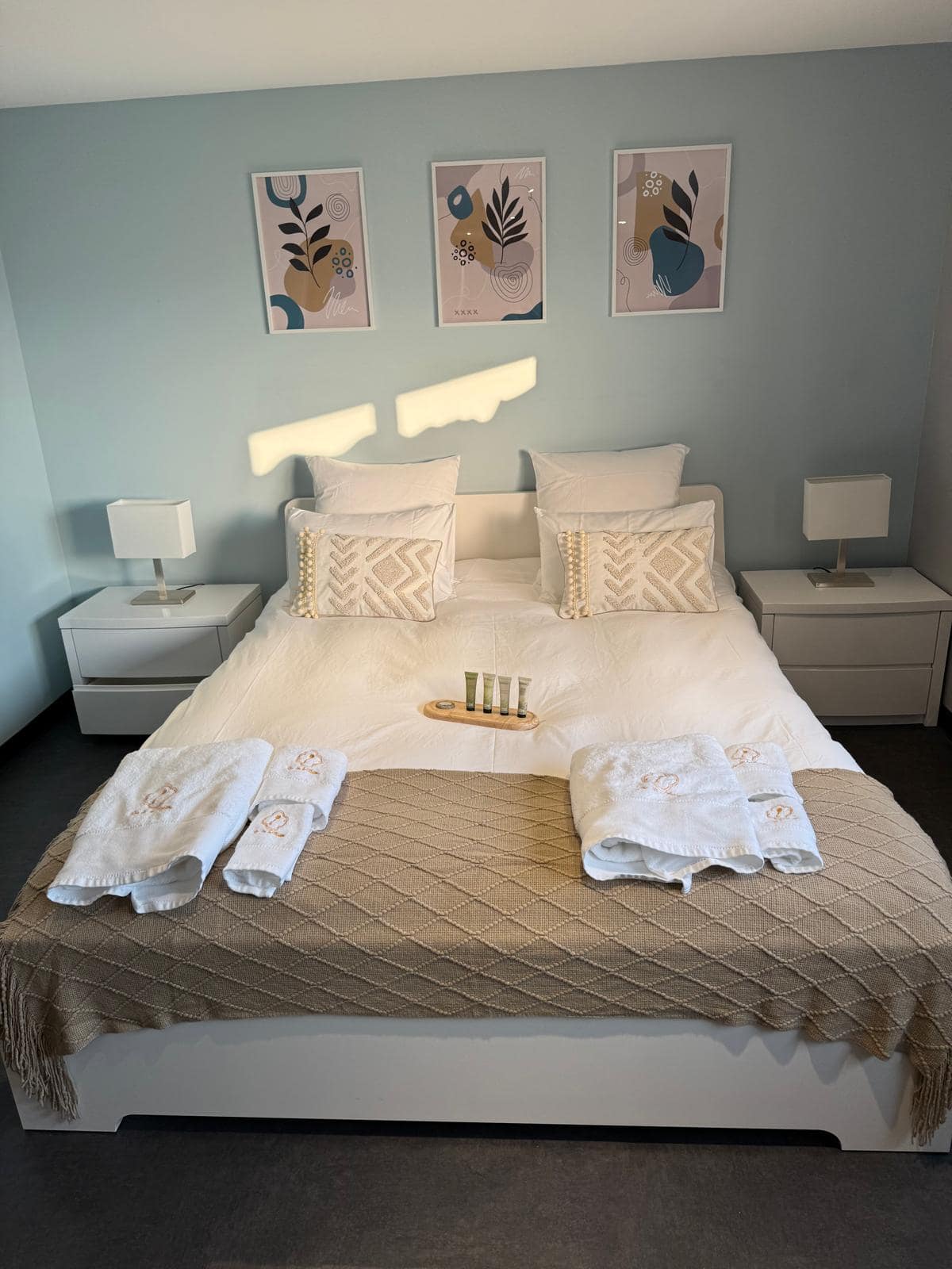 Chambre terracotta avec lit double et couverture orange, Champ Lamet
