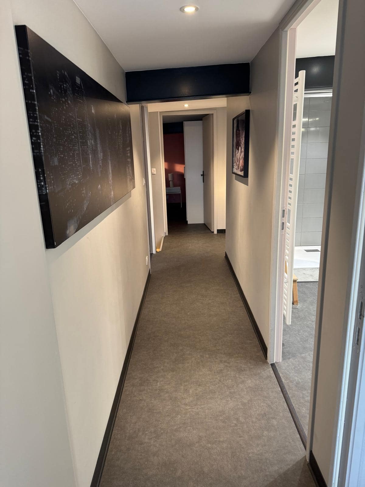 Couloir de distribution vers les chambres, Champ Lamet