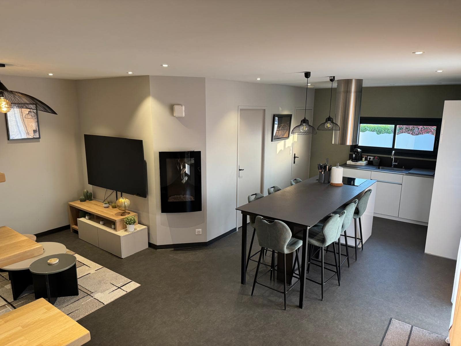 Cuisine équipée avec four, micro-ondes et plaque induction, Champ Lamet
