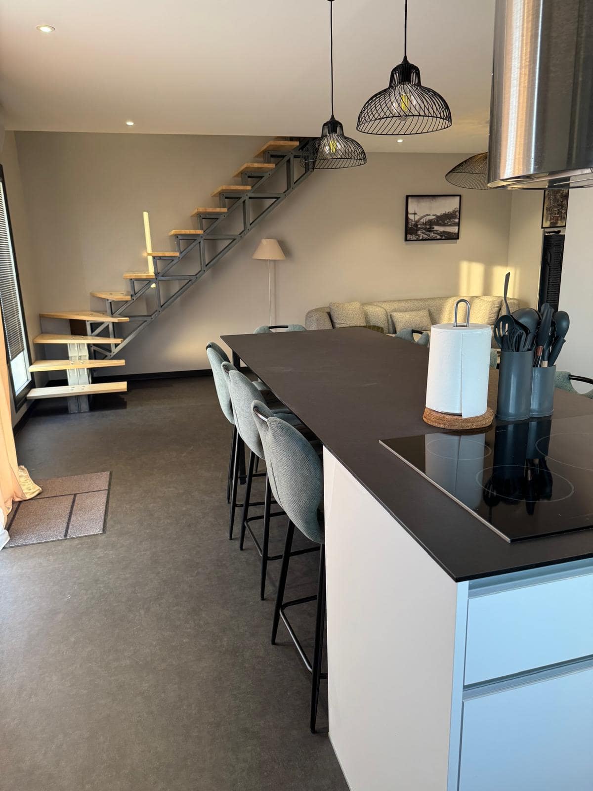 Table à manger dressée pour huit personnes, Champ Lamet