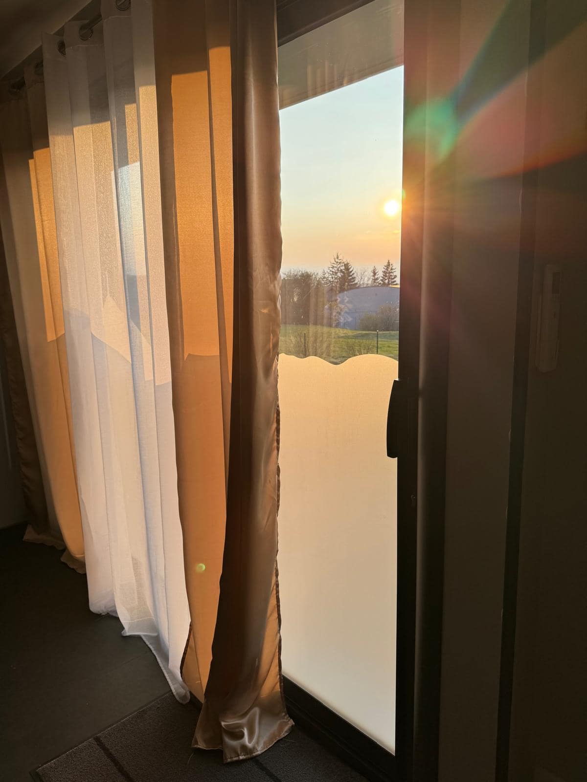 Entrée de l'appartement et baie vitrée sur la terrasse, Champ Lamet