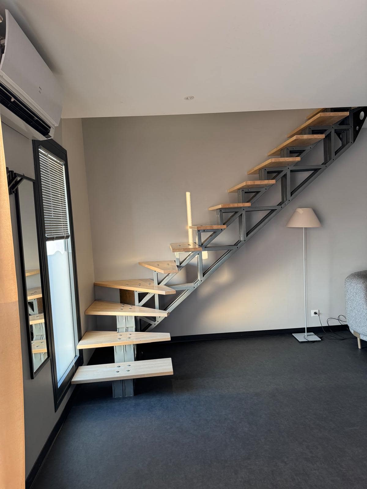 Escalier vu depuis le palier des chambres, Champ Lamet