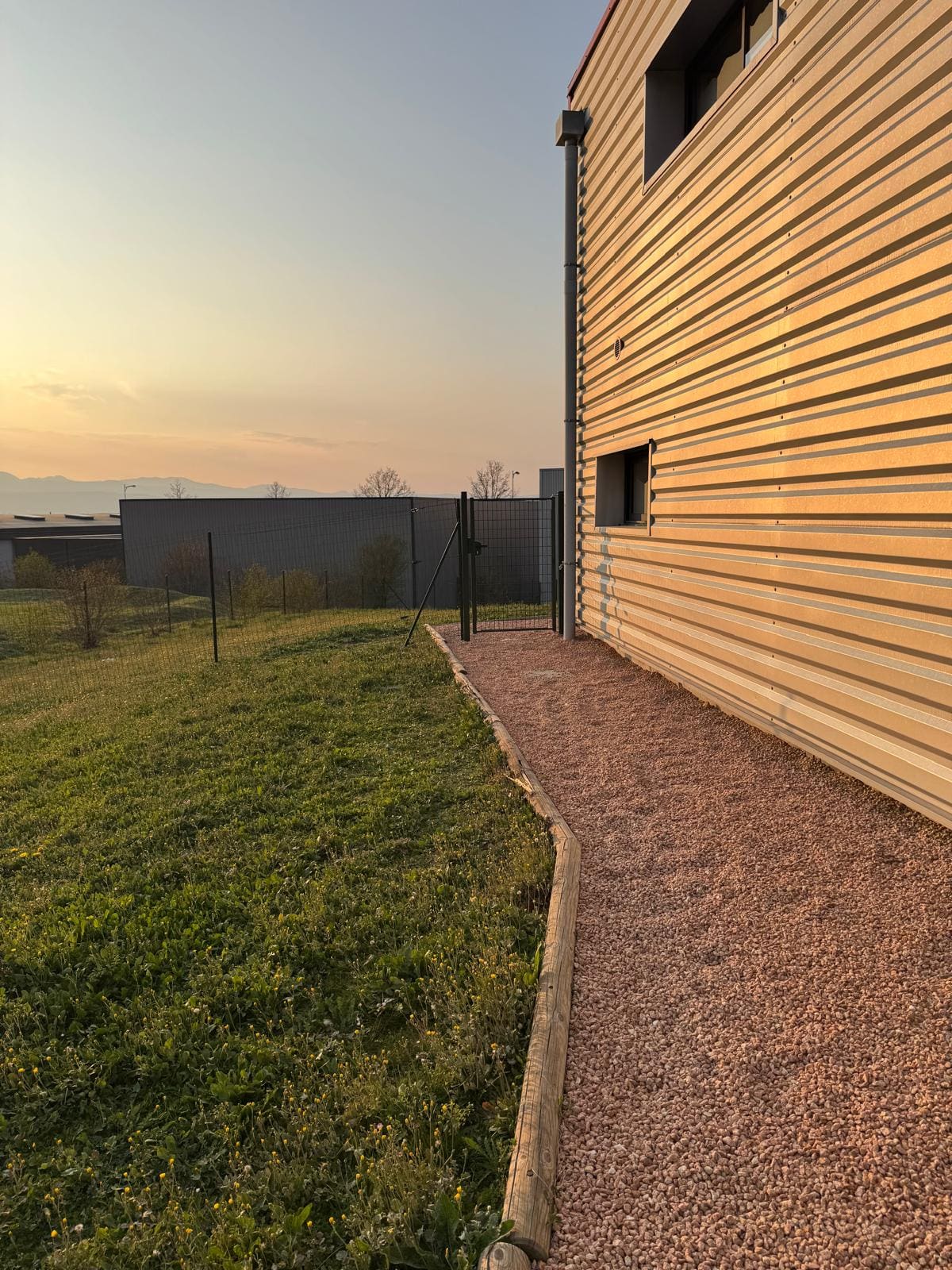 Portillon et terrain clos au coucher du soleil, Champ Lamet