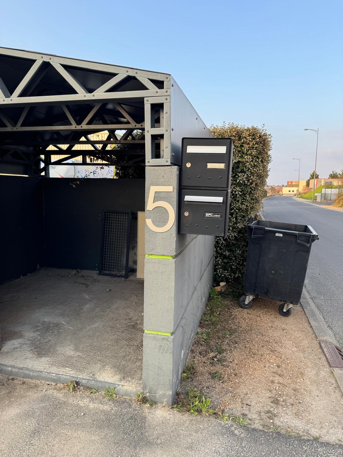 Entrée du site, boîtes aux lettres et abri couvert, Champ Lamet