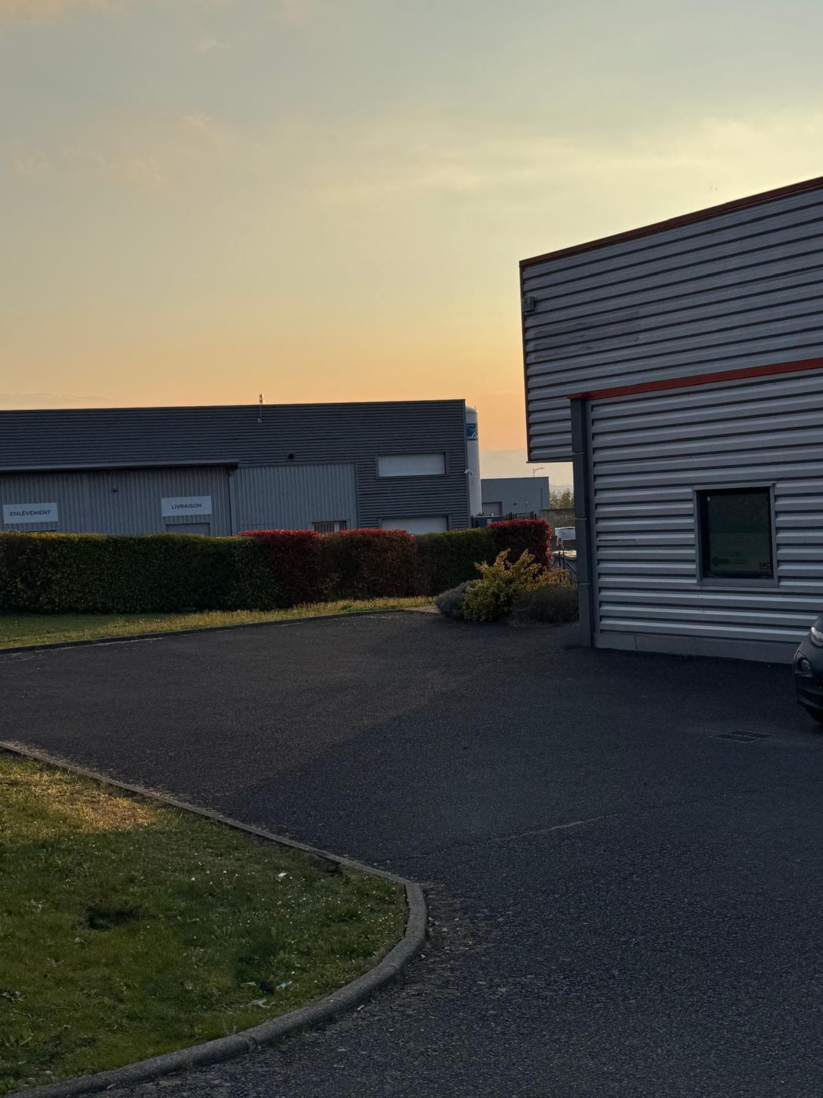 Parking privé et abords du logement au coucher du soleil, Champ Lamet