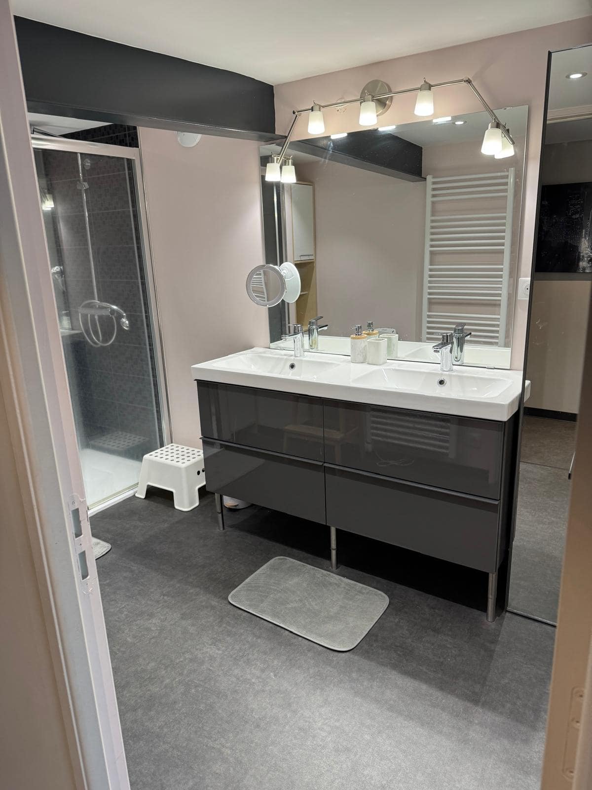 Salle d'eau avec double vasque et grand miroir, Champ Lamet