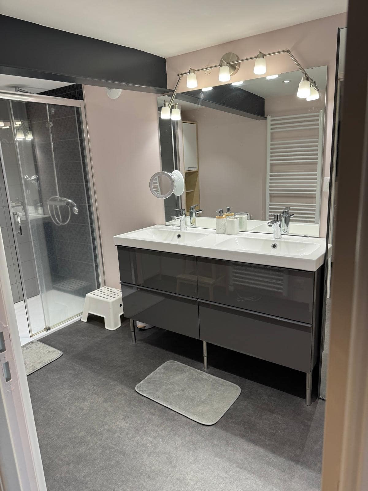 Douche à porte coulissante et faïence gris anthracite, Champ Lamet