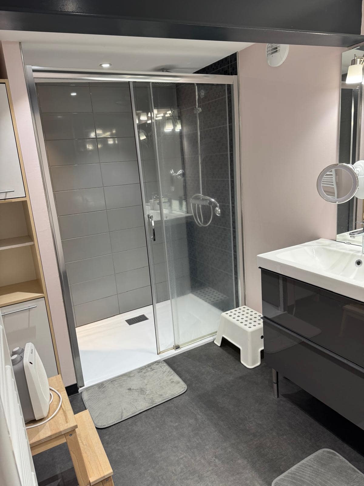 Salle d'eau vue d'ensemble, douche et meuble double vasque, Champ Lamet