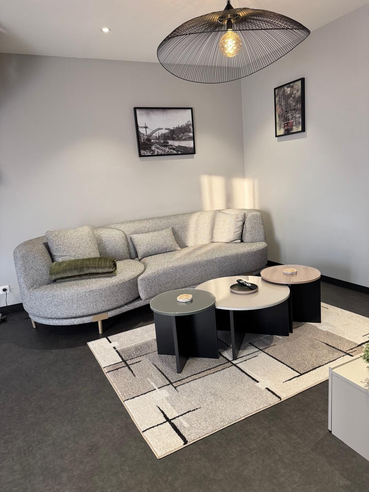 Canapé et tables basses sur tapis graphique, Champ Lamet