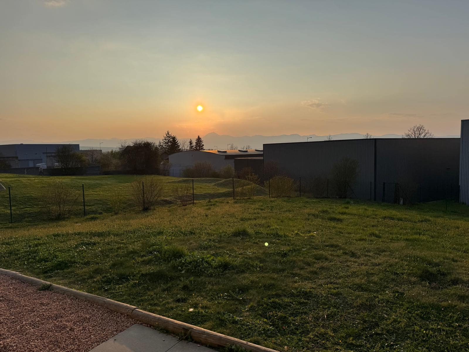 Coucher de soleil sur la chaîne des Puys depuis le jardin, Champ Lamet