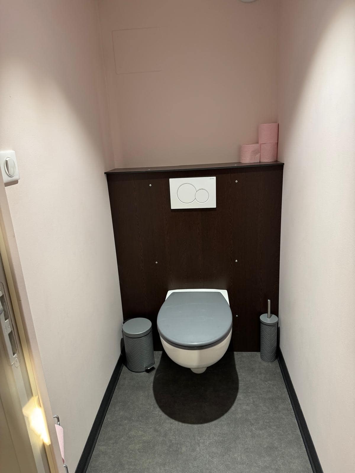 WC séparé avec habillage bois foncé, Champ Lamet
