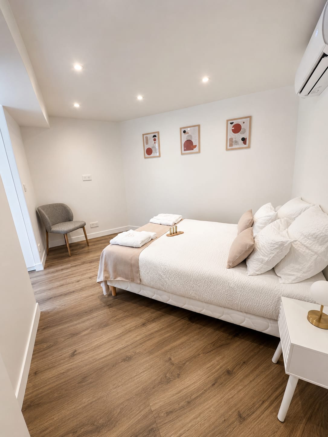 Chambre principale climatisée, Place de la Liberté N°1