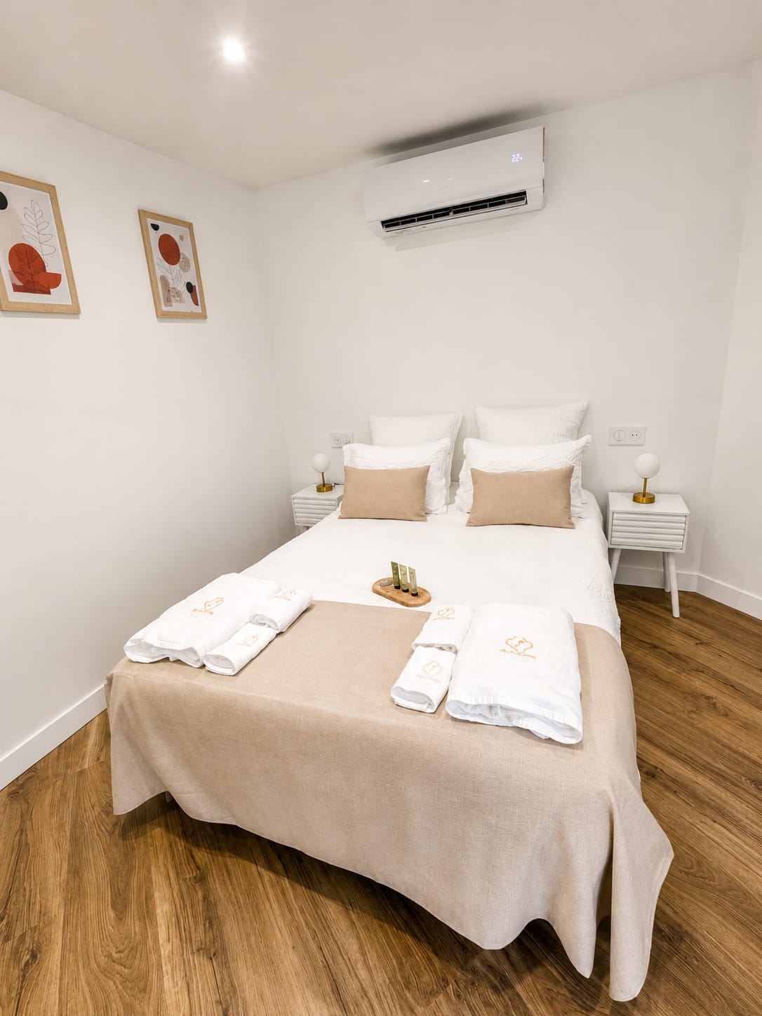 Lit double et tables de chevet, chambre principale N°1