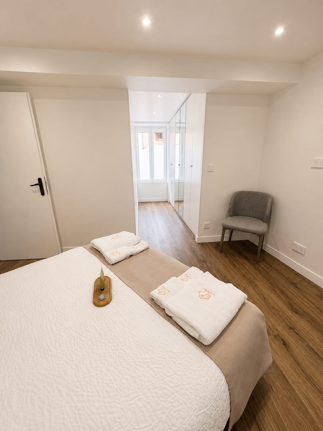 Chambre principale et accès dressing, Place de la Liberté N°1