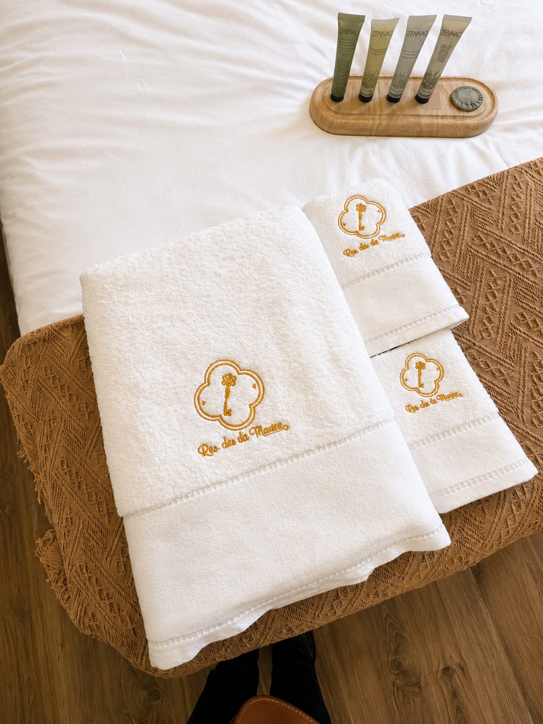 Linge de bain brodé sur le lit double, Place de la Liberté N°2