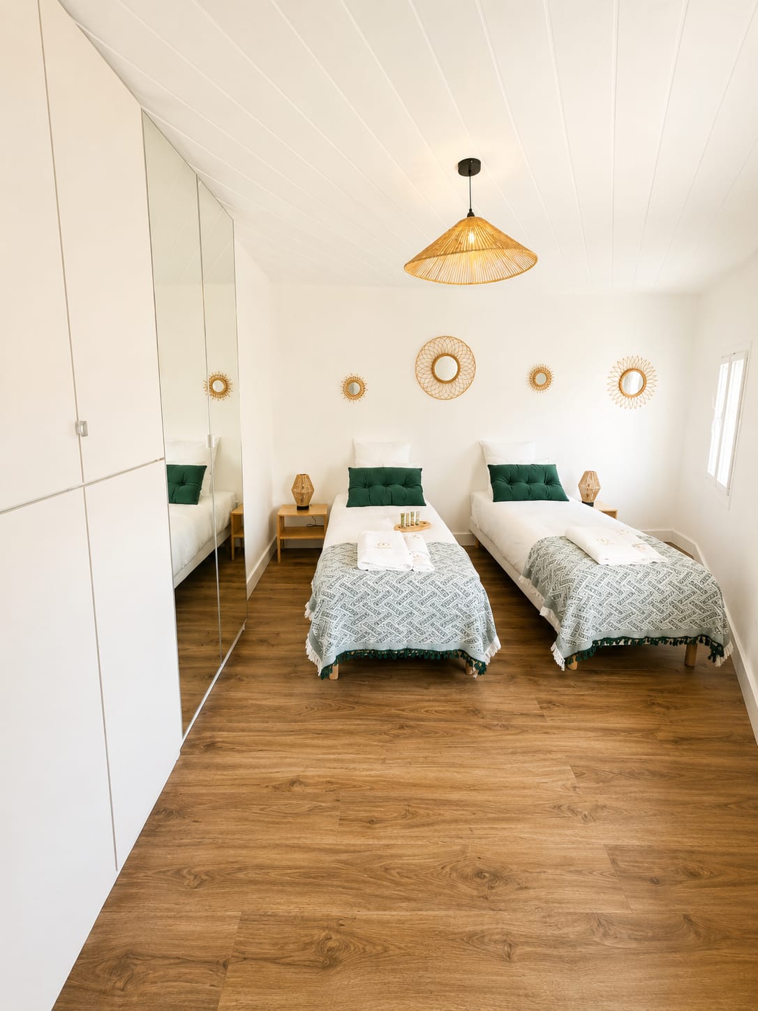Chambre à lits jumeaux avec dressing miroir, Place de la Liberté N°2