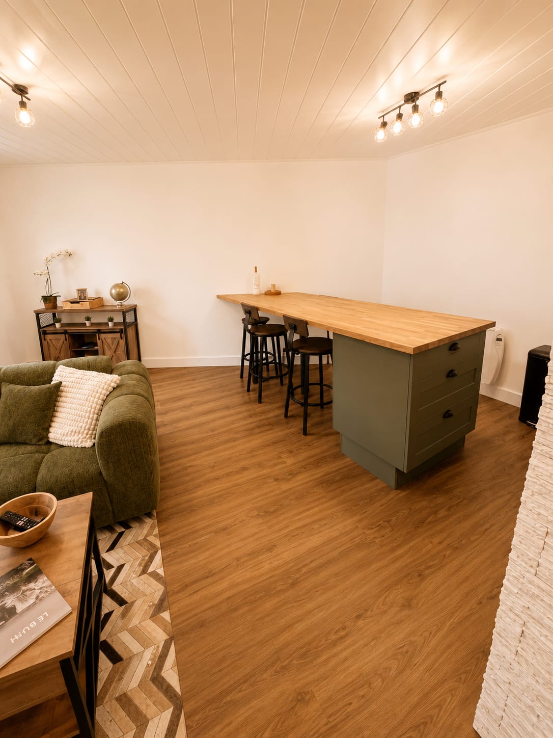 Bar en bois massif et tabourets, Place de la Liberté N°2