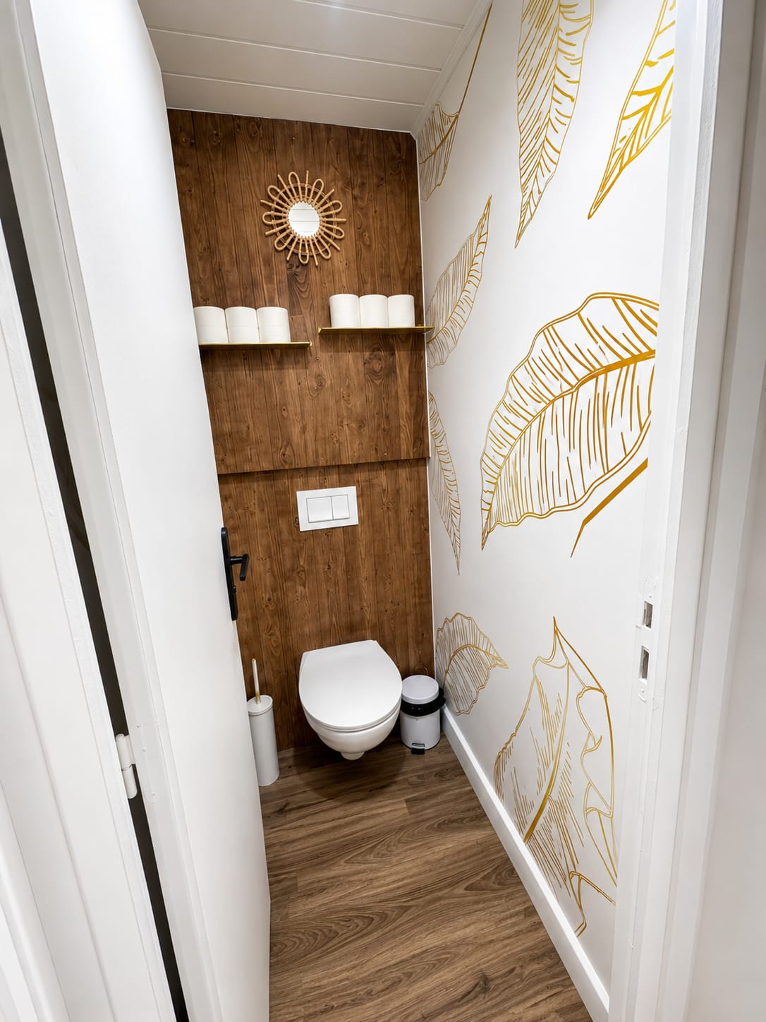 WC séparés, papier peint feuillage doré, Place de la Liberté N°2